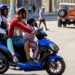 Una familia en una moto eléctrica en La Habana. Foto: Otmaro Rodríguez.