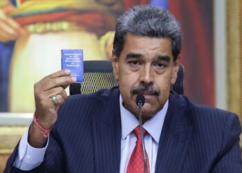 El presidente de Venezuela, Nicolás Maduro, sostiene la Constitución de la República Bolivariana de Venezuela durante una rueda de prensa este miércoles, en el Palacio de Miraflores en Caracas. Foto: Ronald Peña R. / EFE.