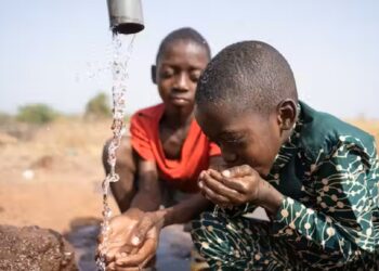 Niños africanos calman la sed en medio de un tórrido verano. Foto: The Conversation / Archivo.