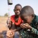 Niños africanos calman la sed en medio de un tórrido verano. Foto: The Conversation / Archivo.