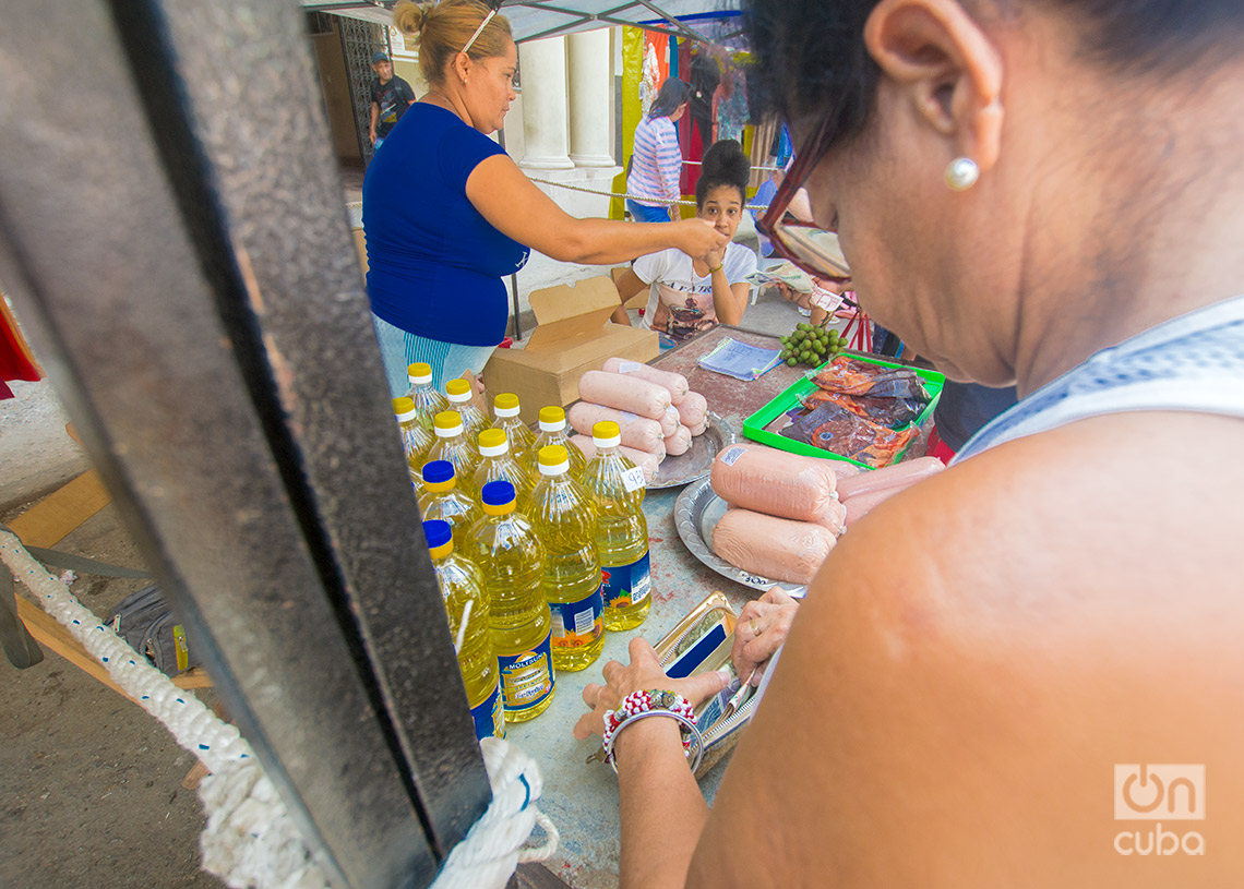Venta de productos por negocios privados en la feria de la calle Galiano, en La Habana. Foto: Otmaro Rodríguez.