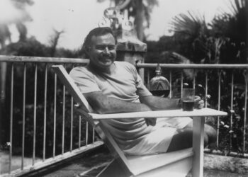 Ernest Hemnigway en la Finca Vigia (1946). Foto: Wikimedia Commons.