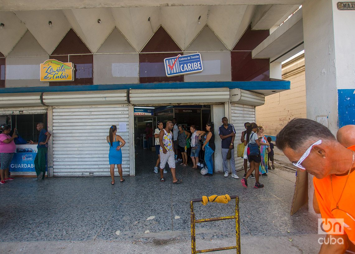 Peletería La Isla, hoy punto de venta de productos normados. Foto: Otmaro Rodríguez.