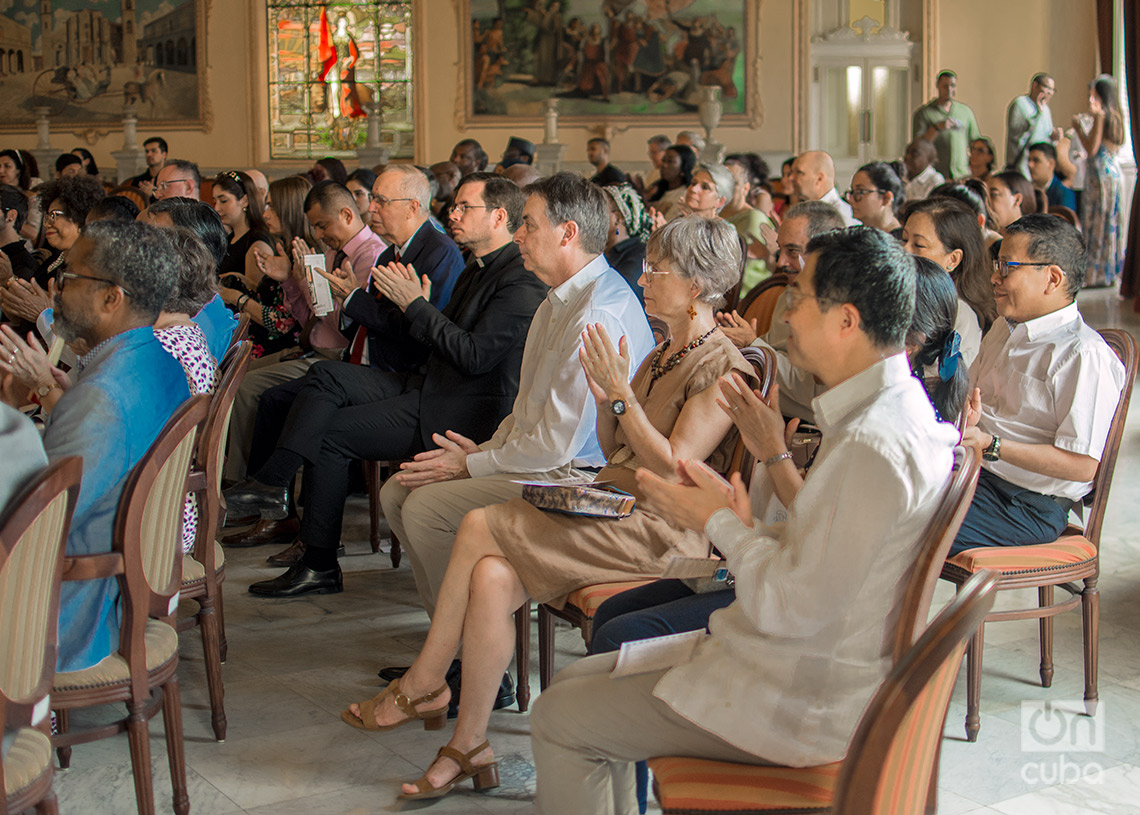 Asistentes al concierto "Joyas de Ecuador", en la sala Ignacio Cervantes, en La Habana. Foto: Otmaro Rodríguez.