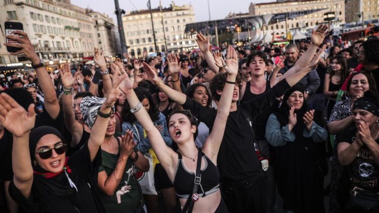 En París, una muchedumbre celebra la victoria de la izquierda o la gauche, como se le conoce en francés. Foto. El Diario.es