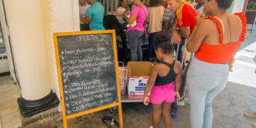 Venta de pollo y otros productos en un establecimiento privado en la calle San Rafael, en La Habana. Foto: Otmaro Rodríguez.