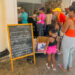 Venta de pollo y otros productos en un establecimiento privado en la calle San Rafael, en La Habana. Foto: Otmaro Rodríguez.