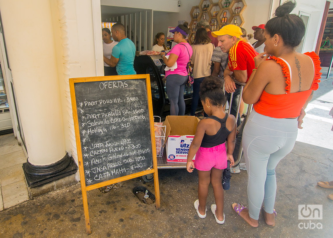 Venta de pollo y otros productos en un establecimiento privado en la calle San Rafael, en La Habana. Foto: Otmaro Rodríguez.