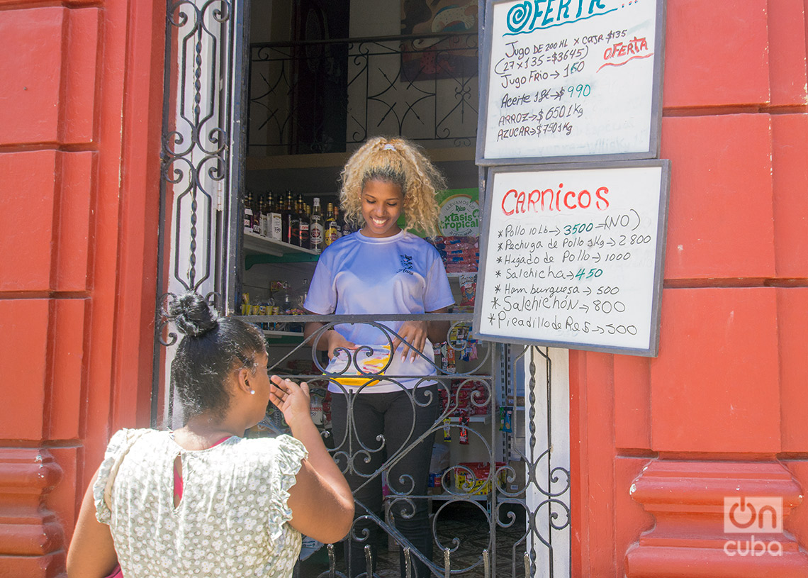 Establecimiento privado en La Habana, con los paquetes de pollo ya agotados. Foto: Otmaro Rodríguez.