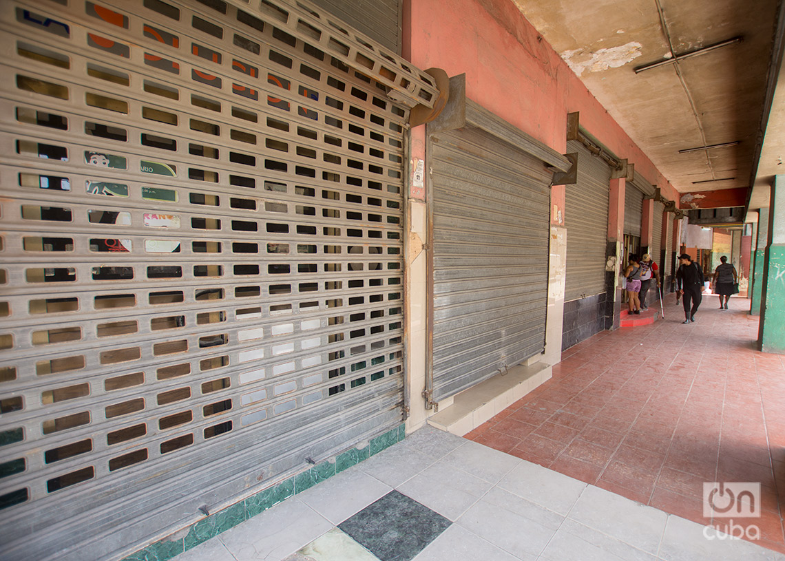 Antigua tienda en CUC La Solución hoy cerrada, en la zona de Cuatro Caminos. Foto: Otmaro Rodríguez.