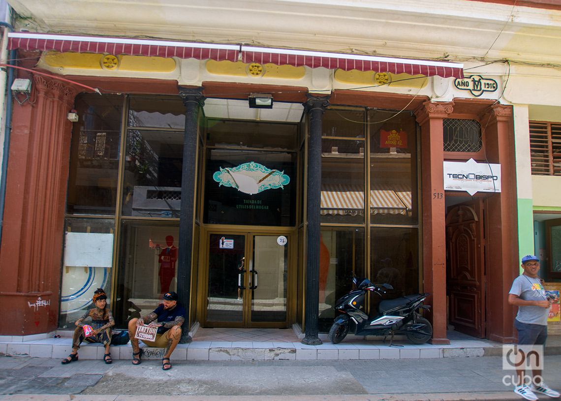 Esta tienda en el Boluvard de Obispo vendía aseo y útiles para el hogar, ahora está cerrada. Foto: Otmaro Rodríguez.