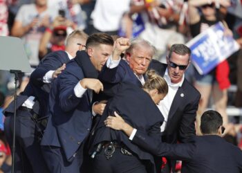 El ex presidente Trump es sacado del escenario por el SS tras el intento de asesinato en Butler Farm Show Inc. en Butler, Pensilvania, el 13 de julio de 2024. Foto: EFE.