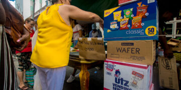 Venta de productos por negocios privados en la feria de la calle Galiano, en La Habana. Foto: Otmaro Rodríguez.