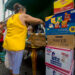 Venta de productos por negocios privados en la feria de la calle Galiano, en La Habana. Foto: Otmaro Rodríguez.