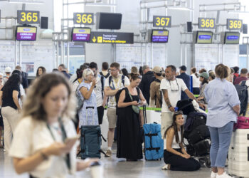 Numerosas personas hacen cola en la zona de facturación de la T-3 del Aeropuerto de Málaga tras la incidencia global de Microsoft que ha afectado a empresas en todo el mundo. Foto: EFE/ Daniel Pérez.