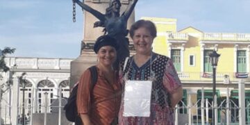 Jenny Pantoja (izq) y Alina Bárbara López (der), en una manifestación pacífica en Matanzas. Foto: Tomada de Facebook / Archivo.