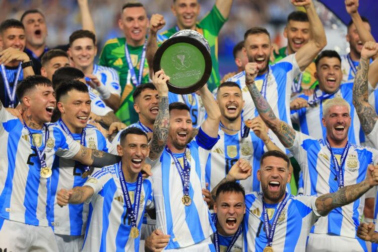 Lionel Messi levanta la Copa America 2024, después de ganar frente a Colombia, en Miami Gardens, Florida, 14 de julio de 2024. Argentina ganó 1-0 con gol de Lautaro Martínez en tiempo extra. Foto: EFE/EPA/Cristóbal Herrera-Ulashkevich.