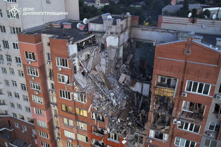 Según el Servicio Estatal de Emergencias, al menos una persona murió y 12 resultaron heridas como consecuencia del ataque con cohetes rusos contra el Dnipró el 28 de junio de 2024. Foto: EFE/EPA/SERVICIO ESTATAL DE EMERGENCIAS