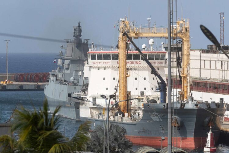 Buque de la Armada de Rusia 'Académico Pashin' (frente) y la fragata 'Almirante Gorshkov', en el puerto de La Guaira. (Venezuela). Foto: Ronald Peña/EFE.