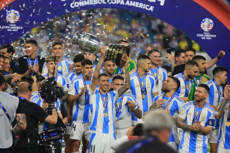 Ángel Di María levanta el trofeo de la Copa América en su despedida de la selección argentina, tras la final celebrada en Miami en el que la Albiceleste derrotó a Colombia 1x0, el 14 de julio de 2024. Foto: Cristóbal Herrera-Ulashkevic / EFE.