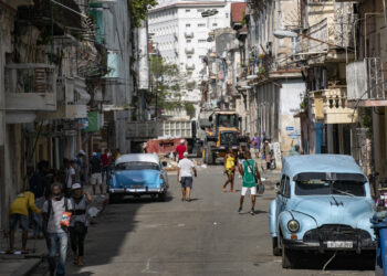 Personas caminan por una calle de centro de La Habana. Foto:  Yander Zamora/EFE.