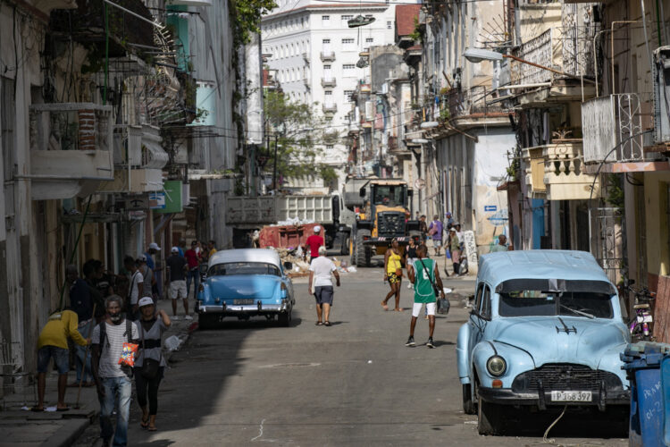 Personas caminan por una calle de centro de La Habana. Foto:  Yander Zamora/EFE.