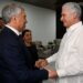 El presidente cubano Miguel Díaz-Canel (d) saluda al titular de la Duma Estatal de la Asamblea Federal de Rusia, Viacheslav Volodin, durante un encuentro en La Habana. Foto: @PresidenciaCuba / X.