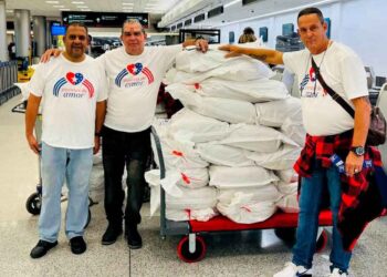 Activistas del grupo Puentes de Amor con un donativo de leche en polvo para Cuba. Foto: Carlos Lazo / Facebook.