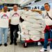 Activistas del grupo Puentes de Amor con un donativo de leche en polvo para Cuba. Foto: Carlos Lazo / Facebook.