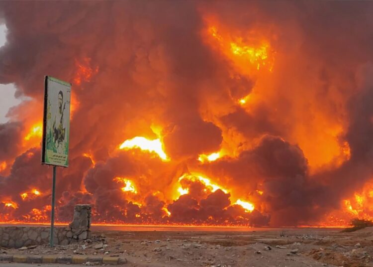 Fuego y humo elevándose tras los ataques aéreos israelíes en la ciudad portuaria de Hodeidah, Yemen, 20 de julio de 2024. Foto: EFE/EPA/Houthis Media Center.