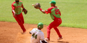 Partido de béisbol entre Las Tunas y Pinar del Río, por el título de Cuba. Foto: Calixto N. Llanes / Jit.