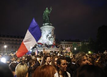 Reacciones en la Place de la Republique en París,  después de conocerse los resultados de la segunda vuelta de las elecciones legislativas francesas. Foto: EFE/EPA/YOAN VALAT.