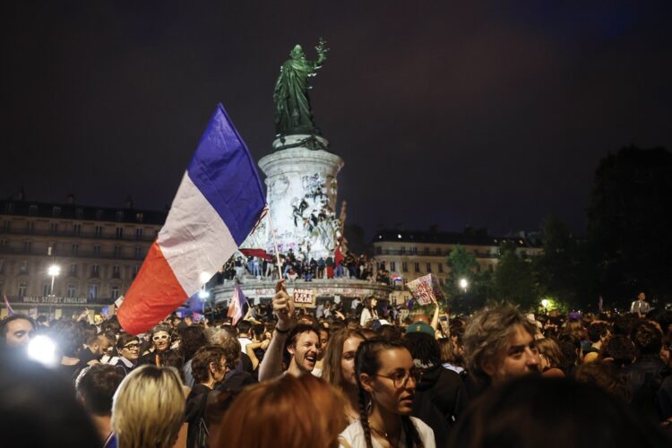 Reacciones en la Place de la Republique en París,  después de conocerse los resultados de la segunda vuelta de las elecciones legislativas francesas. Foto: EFE/EPA/YOAN VALAT.