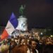 Reacciones en la Place de la Republique en París,  después de conocerse los resultados de la segunda vuelta de las elecciones legislativas francesas. Foto: EFE/EPA/YOAN VALAT.