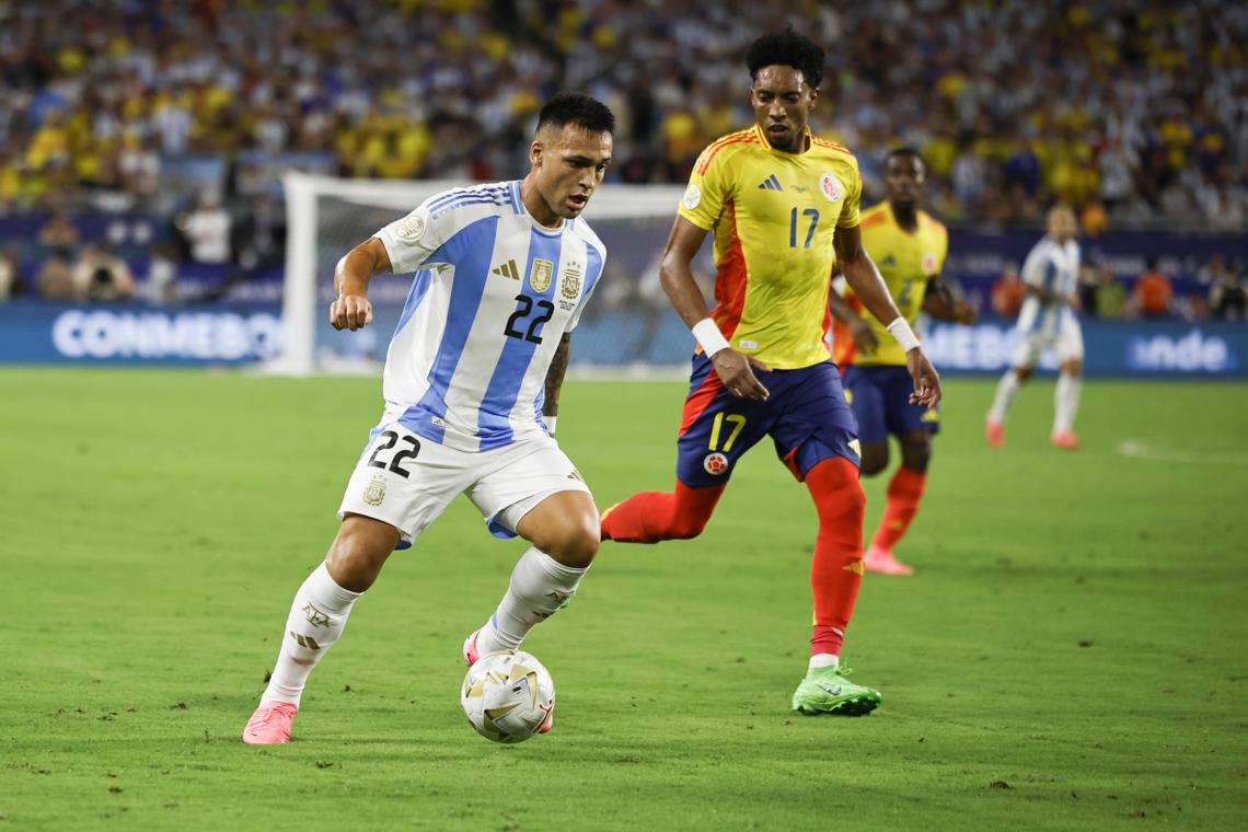 Lautaro Martínez (izq), autor del gol del triunfo argentino en la final de la Copa América, celebrada en Miami, en la que Argentina derrotó 1x0 a Colombia y obtuvo su título 16 en estos torneos. Foto: CJ Gunther / EFE.