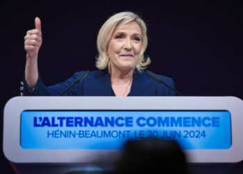 Fotografía tomada de la cuenta oficial de Marine Le Pen en X (@MLP_officiel) donde se observa a la candidata por el partido Agrupación Nacional reaccionando al termino del final de la jornada de las elecciones francesas, en las que la ultraderecha logró una victoria histórica en la primera vuelta. Foto: Cuenta Oficial Marine Le Pen en X / EFE.
