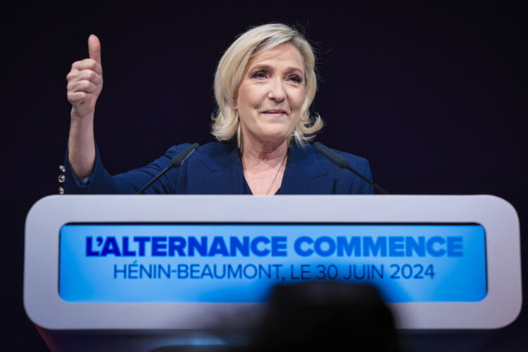 Fotografía tomada de la cuenta oficial de Marine Le Pen en X (@MLP_officiel) donde se observa a la candidata por el partido Agrupación Nacional reaccionando al termino del final de la jornada de las elecciones francesas, en las que la ultraderecha logró una victoria histórica en la primera vuelta. Foto: Cuenta Oficial Marine Le Pen en X / EFE.