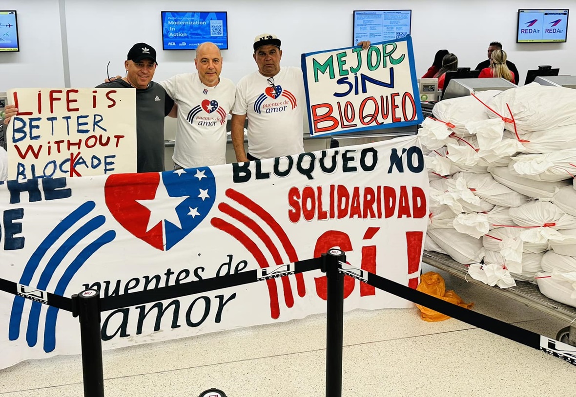 Carlos Lazo (c) junto a otros activistas del grupo Puentes de Amor y un donativo de leche en polvo para Cuba. Foto: Tomada del perfil de Facebook de Carlos Lazo.