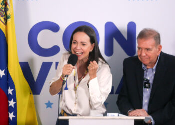 La líder opositora venezolana María Corina Machado (i) habla durante una rueda de prensa en Caracas junto al candidato a la presidencia de Venezuela Edmundo González Urrutia, tras conocerse los resultados de los comicios electorales en Venezuela, el 29 de julio de 2024. Foto: Manuel Díaz / EFE.