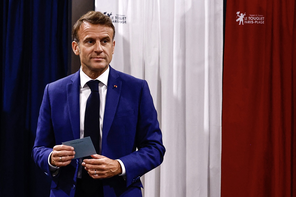 El presidente francés Emmanuel Macron vota en las elecciones parlamentarias de Francia, el domingo 30 de junio de 2024. Foto: Yara Nardi / POOL / EFE.