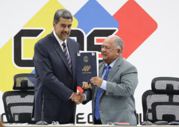 El presidente de Venezuela, Nicolás Maduro (i), y el presidente de Consejo Nacional Electoral (CNE), Elvis Amoroso, sostienen el acta de juramentación del presidente electo, en Caracas, el 29 de julio de 2024. Foto: Ronald Peña R. / EFE.