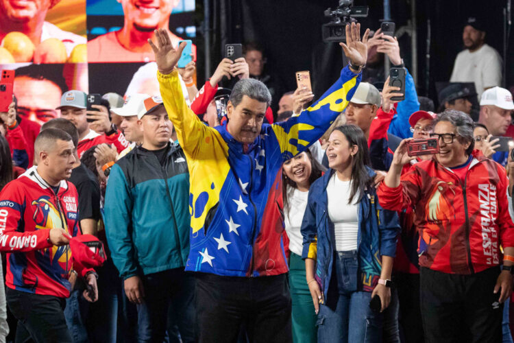 El presidente de Venezuela, Nicolás Maduro (d), celebra con sus seguidores en Caracas tras conocerse los resultados de las elecciones presidenciales, en las que obtuvo la victoria con más del 51 % de los votos, de acuerdo con las autoridades electorales venezolanas. Foto: Ronald Peña R. / EFE.