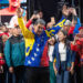 El presidente de Venezuela, Nicolás Maduro (d), celebra con sus seguidores en Caracas tras conocerse los resultados de las elecciones presidenciales, en las que obtuvo la victoria con más del 51 % de los votos, de acuerdo con las autoridades electorales venezolanas. Foto: Ronald Peña R. / EFE.