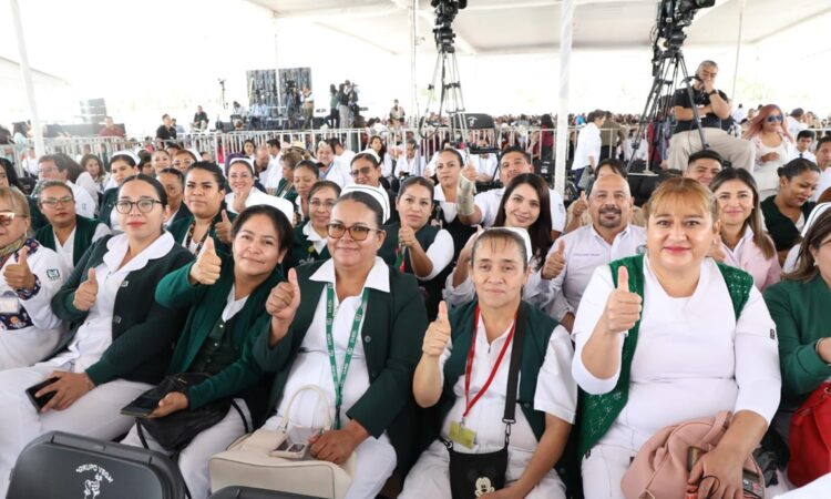 Especialistas del nuevo Hospital General de Zona de Tula, Hidalgo, saludan durante un acto de inauguración. Foto: @zoerobledo