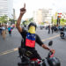 Un hombre en motocicleta participa en una protesta en Caracas por los resultados oficiales de las elecciones presidenciales en Venezuela, el 29 de julio. Foto: Ronald Peña / EFE.