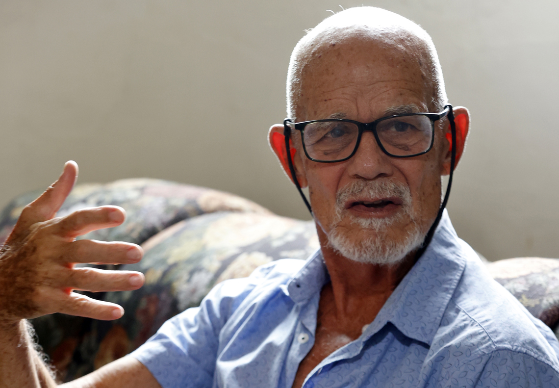 El escritor cubano Pedro Juan Gutiérrez habla en una entrevista a EFE, en La Habana. Foto: Ernesto Mastrascusa / EFE.