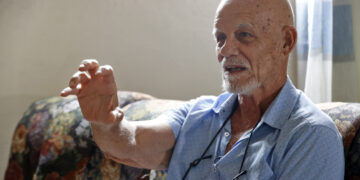 El escritor cubano Pedro Juan Gutiérrez habla en una entrevista a EFE, en La Habana. Foto: Ernesto Mastrascusa / EFE.