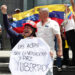 Una mujer sostiene un cartel durante una protesta contra los resultados oficiales de las elecciones en Venezuela, dados por el CNE, en Caracas. Foto: Ronald Peña R. / EFE.