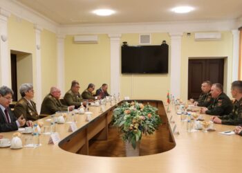 Reunión de delegaciones militares de Cuba y Rusia, encabezadas por sus respectivos ministros de Defensa, Álvaro López Miera y Víktor Jrenin, en Minsk. Foto: Prensa Latina.
