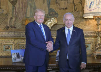 El exmandatario y candidato presidencial republicano Donald Trump recibe en su casa de Mar-a-Lago, Florida, al primer ministro de Israel, Benjamin Netanyahu (d). Foto: Oficina del primer ministro de Israel / EFE.